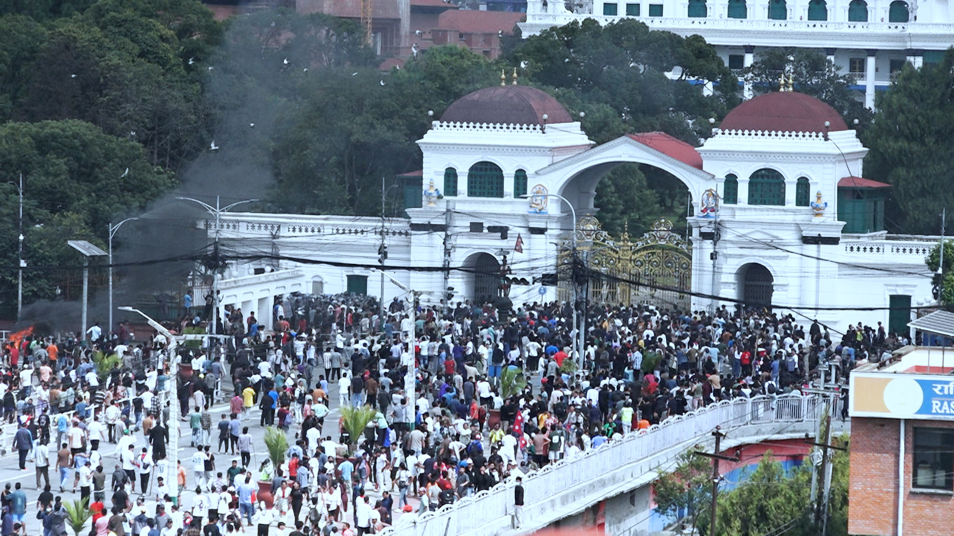 जेनजीद्वारा सिंहदरबार छिर्ने प्रयास गरेपनि प्रहरीले रोक्यो